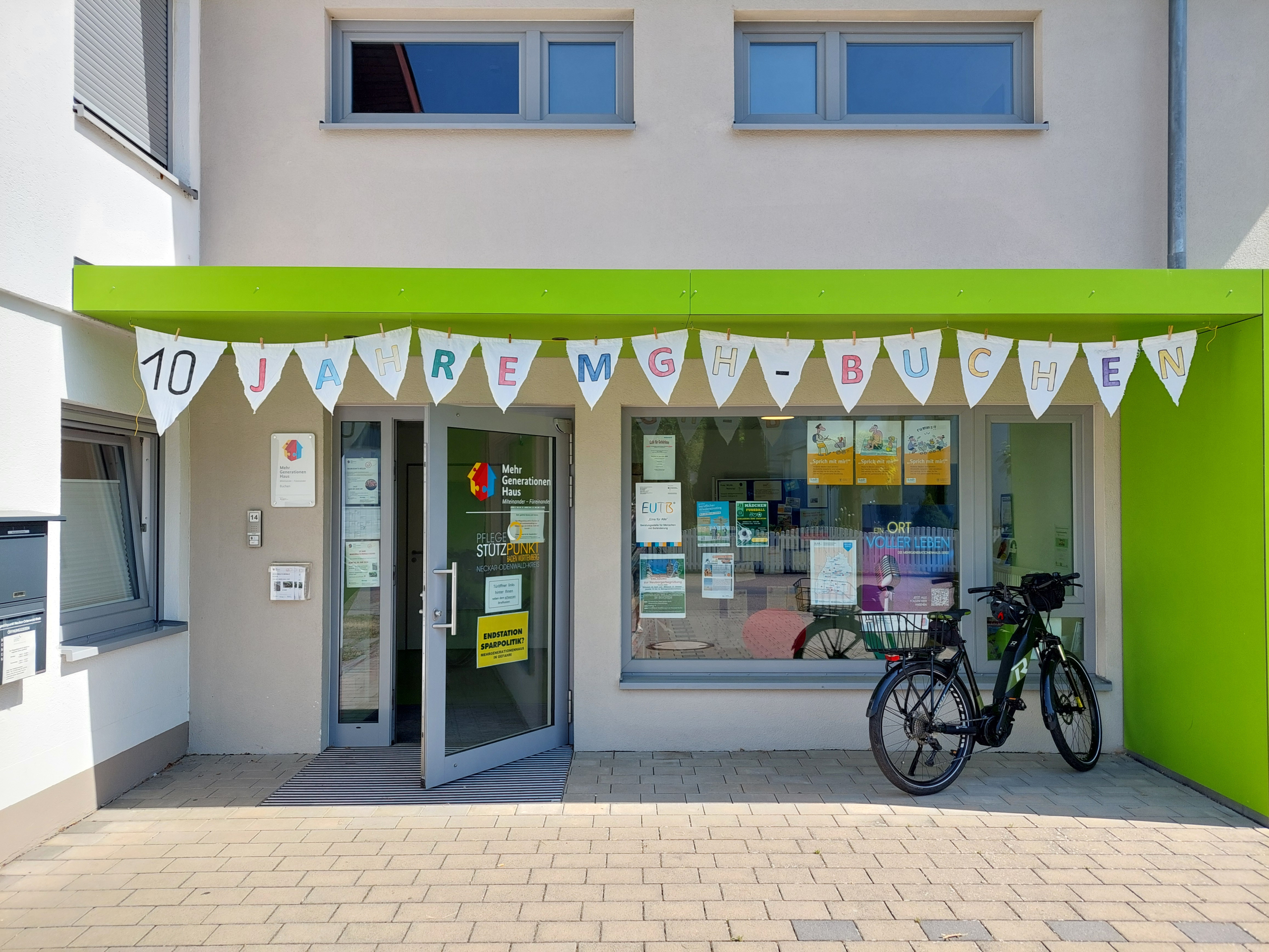 Eingang des Mehrgenerationenhauses mit Wimpel