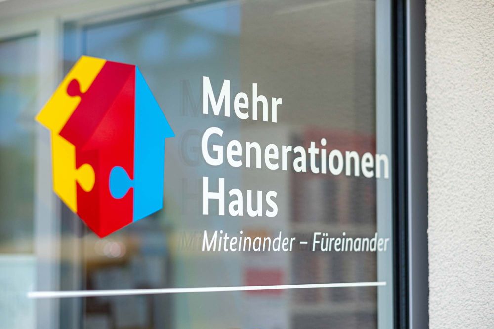 Logo MGH auf einer Glastür