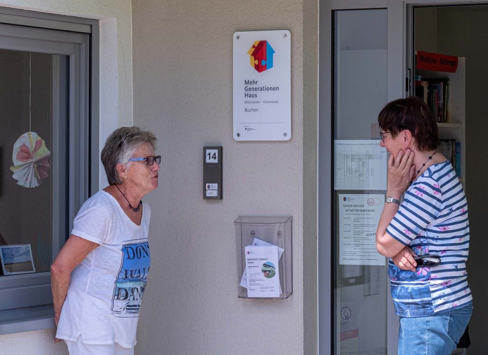 Zwei ältere Frauen unterhalten sich