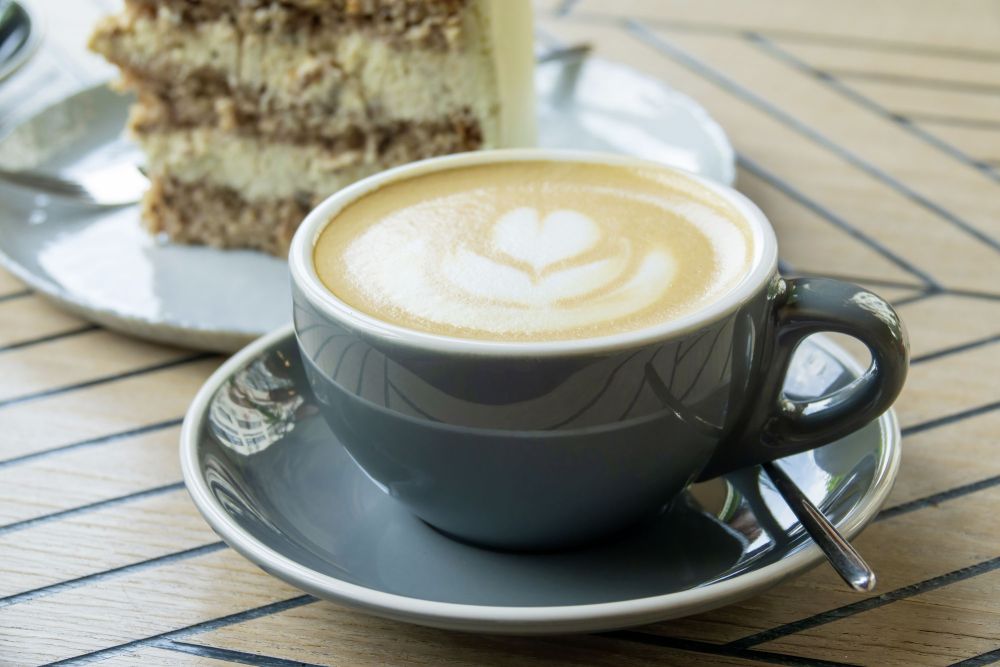 Tasse Kaffee und Kuchen