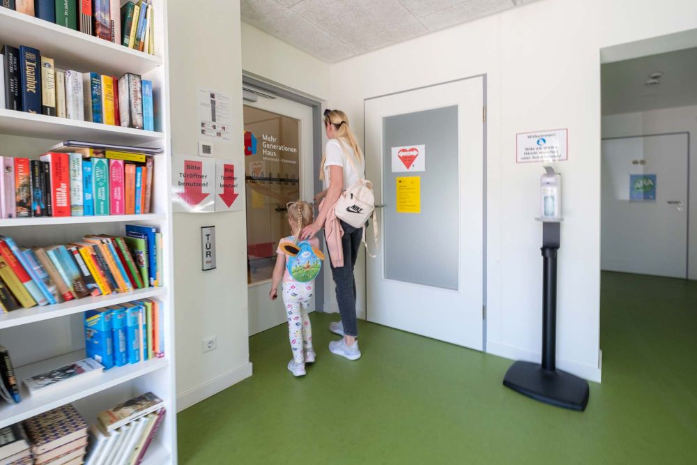 Mutter bringt Kind zum MGH