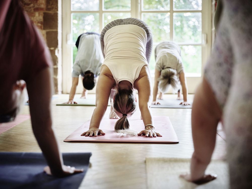 Menschen bei Yoga-Übungen