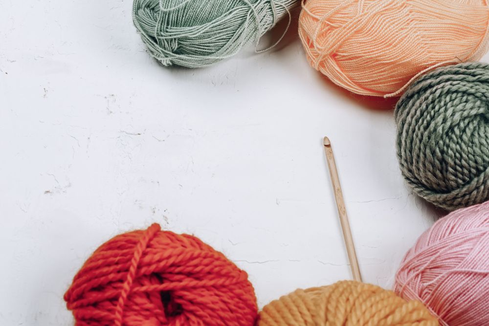 Wolle und Häkelnadel