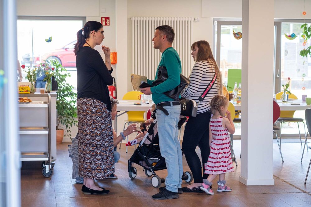 Mehrere Personen in einem Stuhlkreis