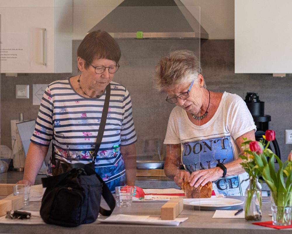 Menschen verschiedener Herkunft an einem Tisch